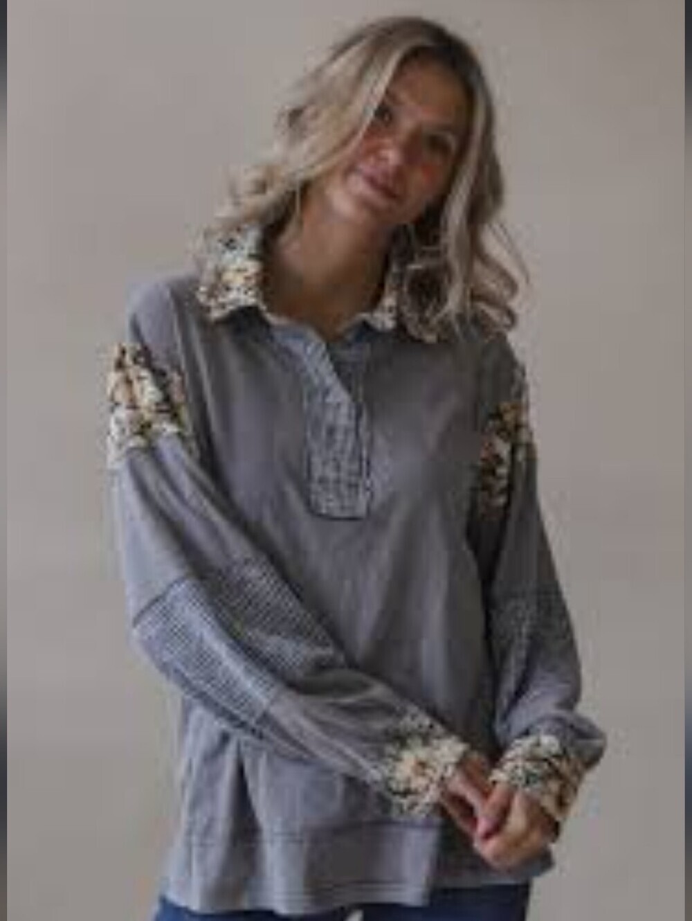 POL Long Sleeve Pullover Shirt in Gray with Floral Accents_S